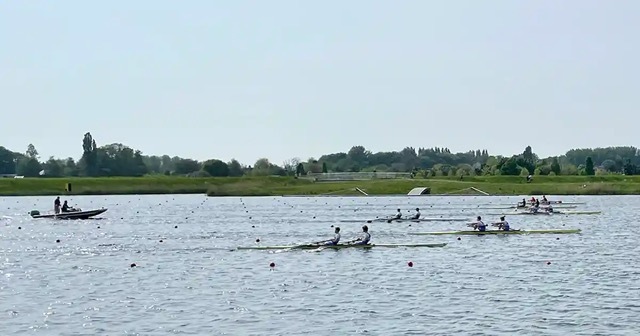 het-woelige-water-van-de-raceroeiregatta